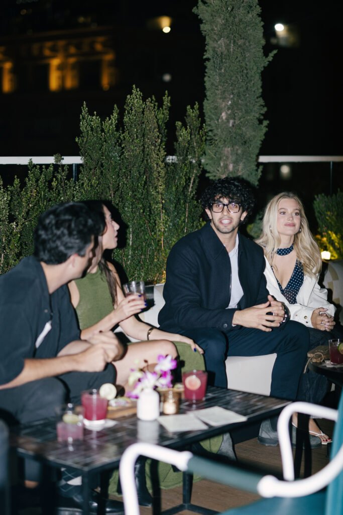 Friends enjoying cocktails together on the Florentin rooftop