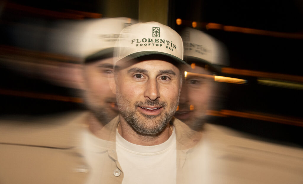 A look toward the camera in the Florentín cap.