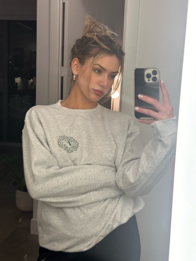 Mirror selfie wearing the Florentín grey sweatshirt