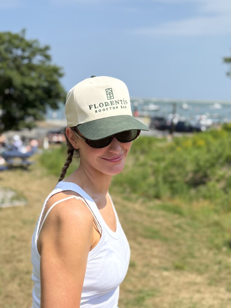 Side view of a woman wearing the Florentín cap